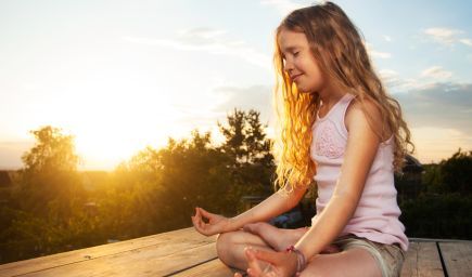 Deti dokážu meditáciou odbúravať stres. Ako ich môžete naučiť meditovať?