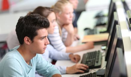Májové e-testovanie: Školy pravidelne využívajú elektronickú databázu úloh a systém e-Test na hodnotenie vedomostí žiakov
