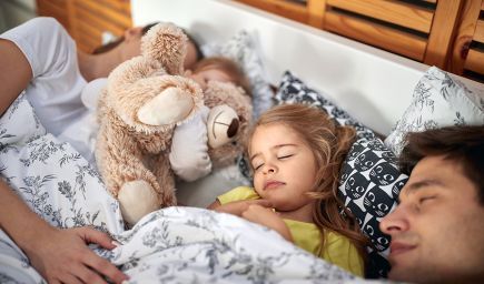 Spoločné spanie s dieťaťom má svoje výhody aj úskalia
