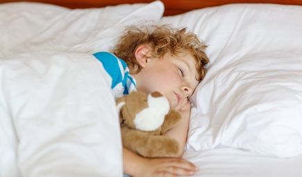 Ťažšie prikrývky na spanie pomáhajú deťom s nespavosťou i úzkosťou