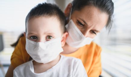 Nové pravidlá budú platiť od stredy, čaká nás prísnejší zákaz vychádzania aj povinné respirátory