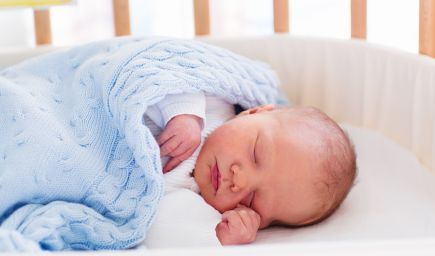 Deti by mali spať v detských postieľkach najmenej do troch rokov, tvrdí štúdia