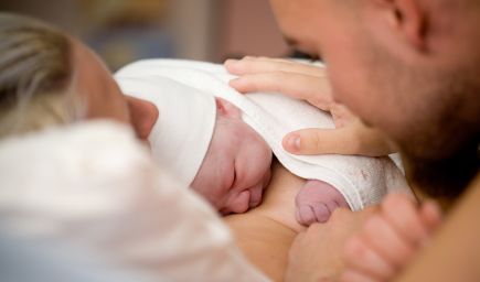 U novorodencov dojčených do hodiny od pôrodu je nižšie riziko úmrtia