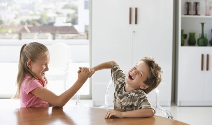 Ako pomôcť svojim deťom, aby spolu dobre vychádzali