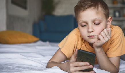 Mali by rodičia kontrolovať deťom mobily? Kde sú dnes rodičovské hranice a ako na ne pozerať, vysvetľujú psychologičky i právnička