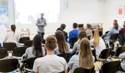 Vysokoškoláci vyzývajú, aby sa vzdali titulu tí, ktorí pri písaní svojej práce podvádzali