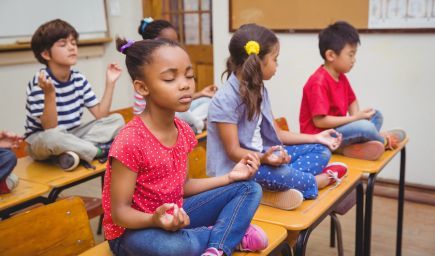 Meditácia v triedach: Zábava či nevyhnutnosť pri zlepšovaní vzdelávania?