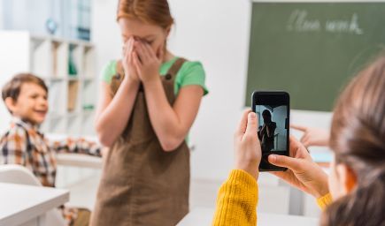 Svet si dnes pripomína dôležitosť boja proti šikanovaniu na školách