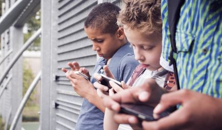 Smartfóny v rukách detí v školách viac škodia ako pomáhajú