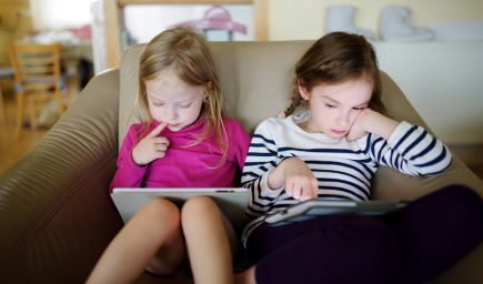 Facebook a iné sociálne siete bude pre mladšie deti ako 16 rokov bez súhlasu rodiča neprístupný