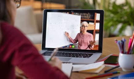 B. Gröhling stále pracuje s rozhodnutím, že deti sa majú vrátiť do škôl 30. novembra