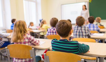 Budete mať školáka a žijete v zahraničí? Zápis do slovenskej školy je pre vás povinný