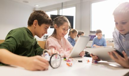 Nadácia Orange vyhlasuje 5. ročník programu e – Školy pre budúcnosť