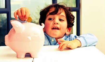 Peniaze vplývajú negatívne na správanie detí. Stačí, že sa ich dotknú