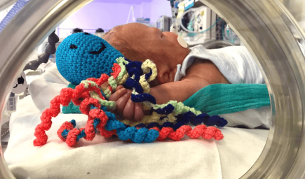 Stredoškoláčka Timea háčkuje chobotničky, ktoré pomáhajú predčasne narodeným deťom v inkubátore