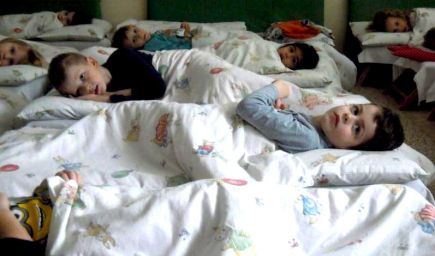 Bratislavskí seniori čítajú v škôlke deťom pred spaním