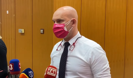B. Gröhling: Školy sa neotvoria, pokračujú v režime ako doteraz