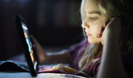 Vďaka sociálnym médiám majú deti mentalitu trojročných detí, varuje neurovedkyňa z Oxfordskej univerzity