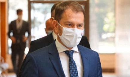 Premiér: Niektoré školy sa otvoria,testovanie preberám do vlastných rúk