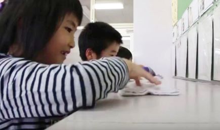 Mali by si deti upratovať svoje triedy? Japonci si myslia, že áno