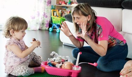Mobilní pedagóg pomáha v rodinách nepočujúcim deťom