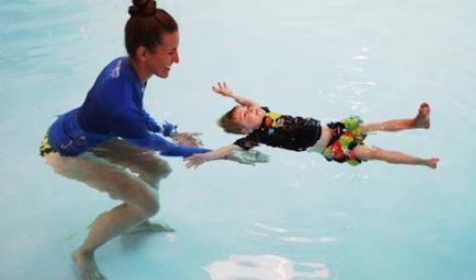 Plávanie s bábätkami: Bolo by vaše dieťa schopné prežiť, ak by nepozorovane spadlo do vody?