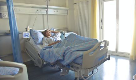 Mŕtvica postihuje aj tridsiatnikov a štyridsiatnikov, ktorí majú koronavírus
