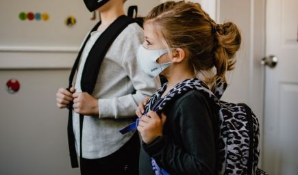 ÚVZ SR: Deti a mládež zohrávajú špecifickú úlohu pri šírení nového koronavírusu