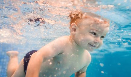 Baby plávanie - ako deti môže obohatiť?