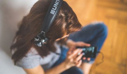 Sociálne médiá ovplyvňujú zdravie a pohodu dievčat, tvrdí štúdia