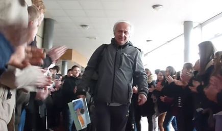  Učiteľ učil v jednej škole 38 rokov.  Na dôchodok ho dojímavo odprevadila celá škola