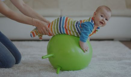 Cvičenie na fitloptách pre deti od 1 do 2 rokov