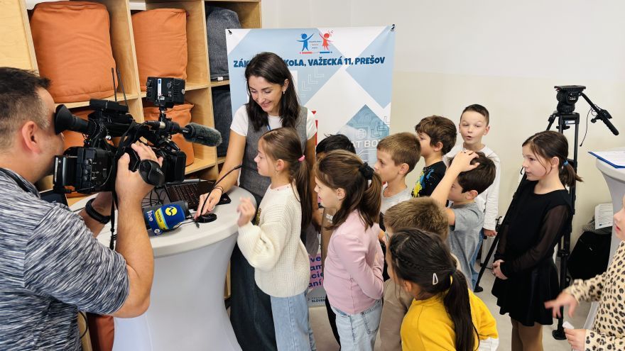 Interaktívne zapojenie žiakov s AI Avatarom na AI Dni 2025 Žiaci a účastníci si prezerajú AI Avatara a robotickú hlavu na podujatí AI Deň v škole.