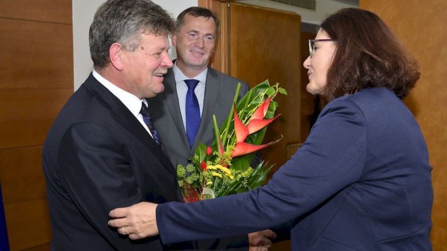 Ministerka školstva, vedy, výskumu a športu SR Martina Lubyová  a predseda Odborového zväzu pracovníkov školstva a vedy na Slovensku Pavol Ondek