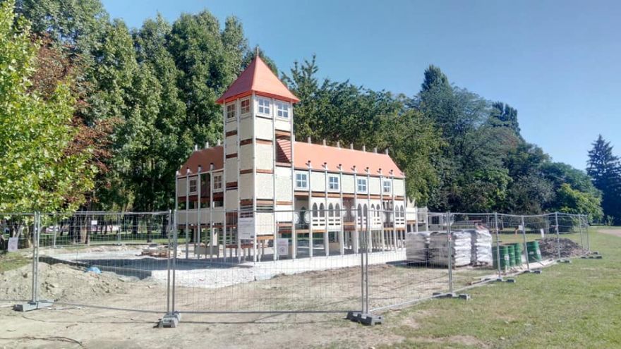 V parku pri školskom areáli vyrástol v Kolárove gotický ihriskový hrad