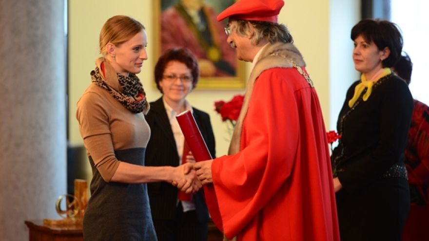 Ocenená študentka Pedagogickej fakulty UK Hana Kolníková s rektorom UK
