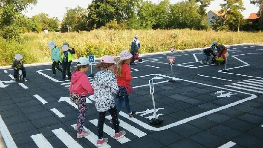 Detské dopravné ihrisko v Dúhovej škôlke na Čiernej vode.
