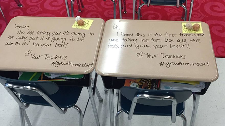 Učiteľka prekvapila svojich malých žiakov krásnymi motivačnými správami, ktoré napísala na ich lavice. 