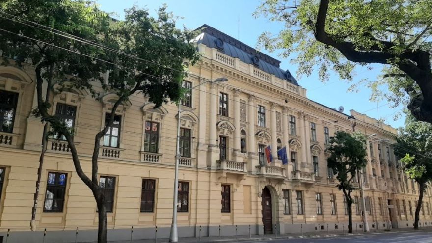 Vláda plánuje obnoviť budovu Karáčoniho paláca v Bratislave a zriadiť tam školu a materskú školu pre štátnych zamestnancov s názvom Spojená škola Novej generácie. 