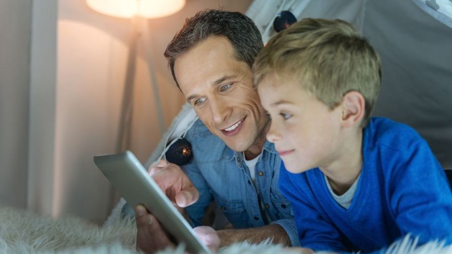 Hra je prirodzenou súčasťou života našich detí. Je to zábava, relax aj spoločenská aktivita. Čoraz väčší priestor získava v posledných rokoch práve hranie hier na počítačoch, mobiloch, tabletoch či hracích konzolách. 