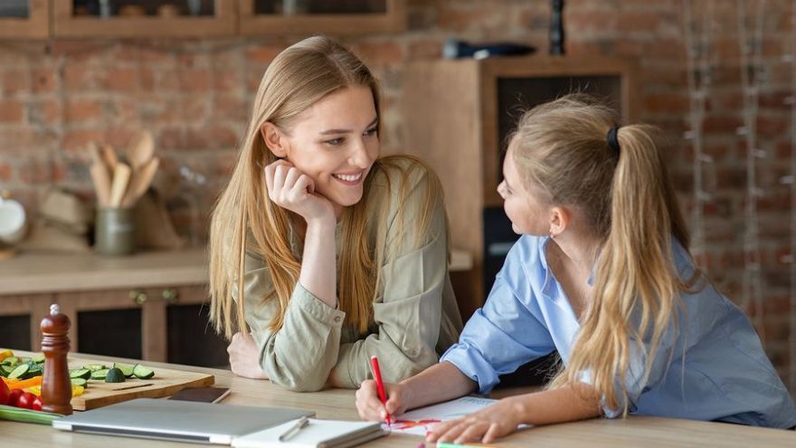 Empatia je schopnosť človeka vžiť sa do emocionálneho stavu iného človeka, dokázať vidieť jeho očami, počuť jeho ušami a cítiť jeho srdcom. Čím je človek otvorenejší k vlastným emóciám, tým lepšie dokáže rozoznávať a chápať pocity ostatných.