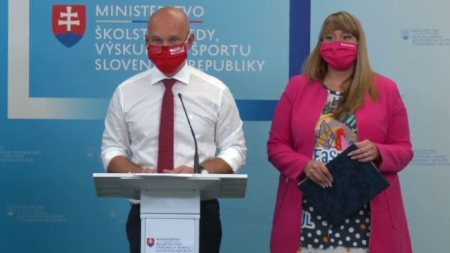 minister školstva Branislav Gröhling a štátna tajomníčka rezortu školstva Svetlana Síthová