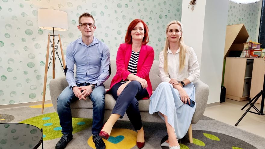 Zľava: športový psychológ Peter Kuračka, moderátorka Andrea Šrochová a Mária Bedleková , riaditeľka  O2 Športovej akadémie Mateja Tótha