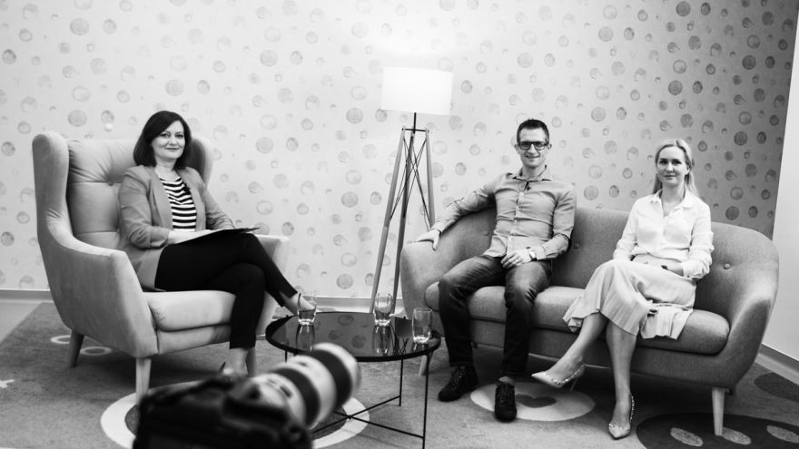 Zľava: Andrea Šprochová, moderátorka, Peter Kuračka, športový psychológ a Mária Bedleková, riaditeľka O2 Športovej akadémie Mateja Tótha. 
