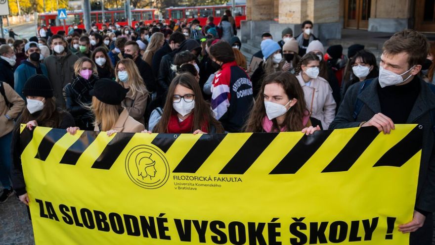 Študenti a akademická obec vyšli do ulíc protestovať.