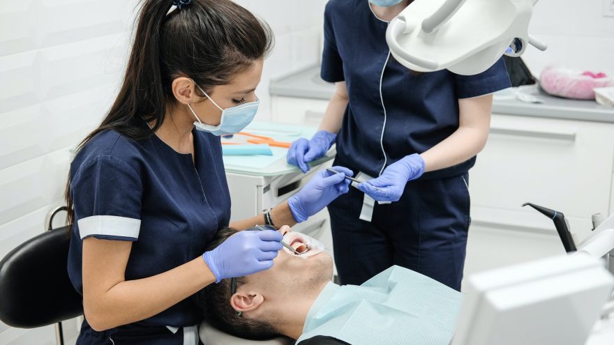 Pripravenosť absolventov zubného lekárstva na prax sa z roka na rok znižuje