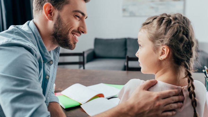 Komunikovať s dieťaťom, ktoré má ADHD, je náročné hlavne preto, lebo má v sebe nepokoj, neustále skáče, lozí, behá, skrýva sa, skáče ľuďom do reči, rozpráva v nevhodných situáciách, má problém s trpezlivosťou, odpovedá skôr, ako bola položená otázka 