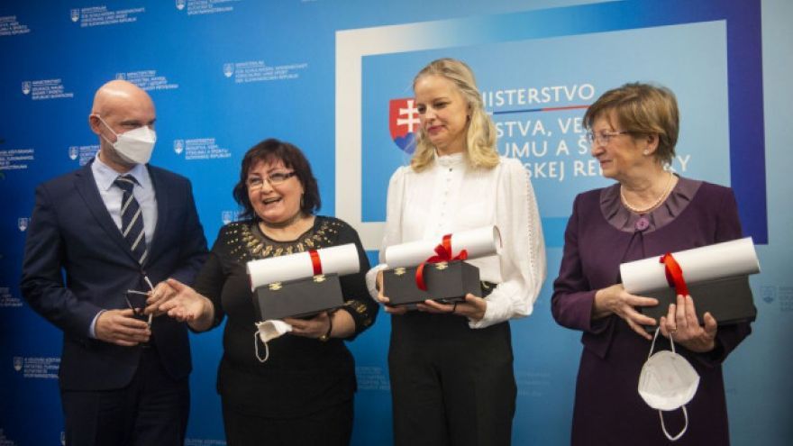 Na snímke zľava minister školstva, vedy, výskumu a športu SR Branislav Gröhling (SaS), ocenené učiteľky a finalistky Ceny Dionýza Ilkoviča 2021 Mária Dományová, Miriam Feretová a Alena Kulichová počas odovzdávania cien 31. marca 2022 v Bratislave. 