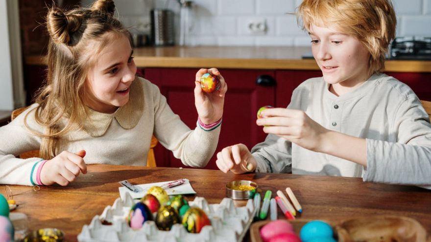 Ako farbiť veľkonočné vajíčka: Tipy a nápady na farbenie