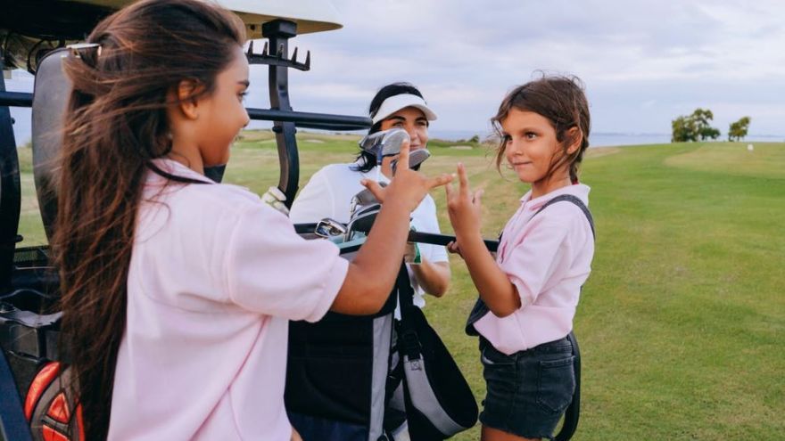 Deti a golf? Naozaj idú k sebe.